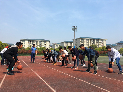 校篮球队训练